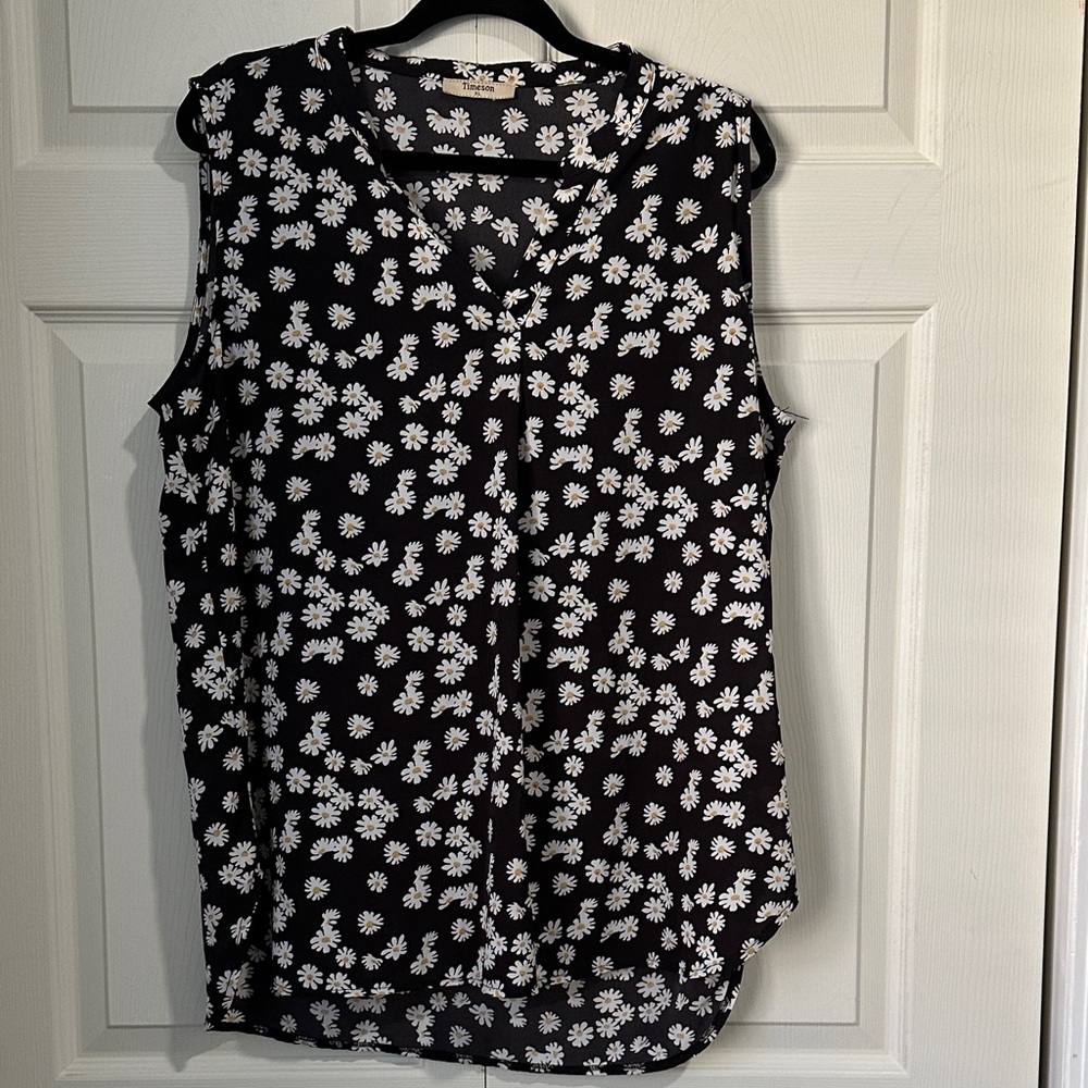 Floral Daisy Sleeveless Black and White Women's Top XL